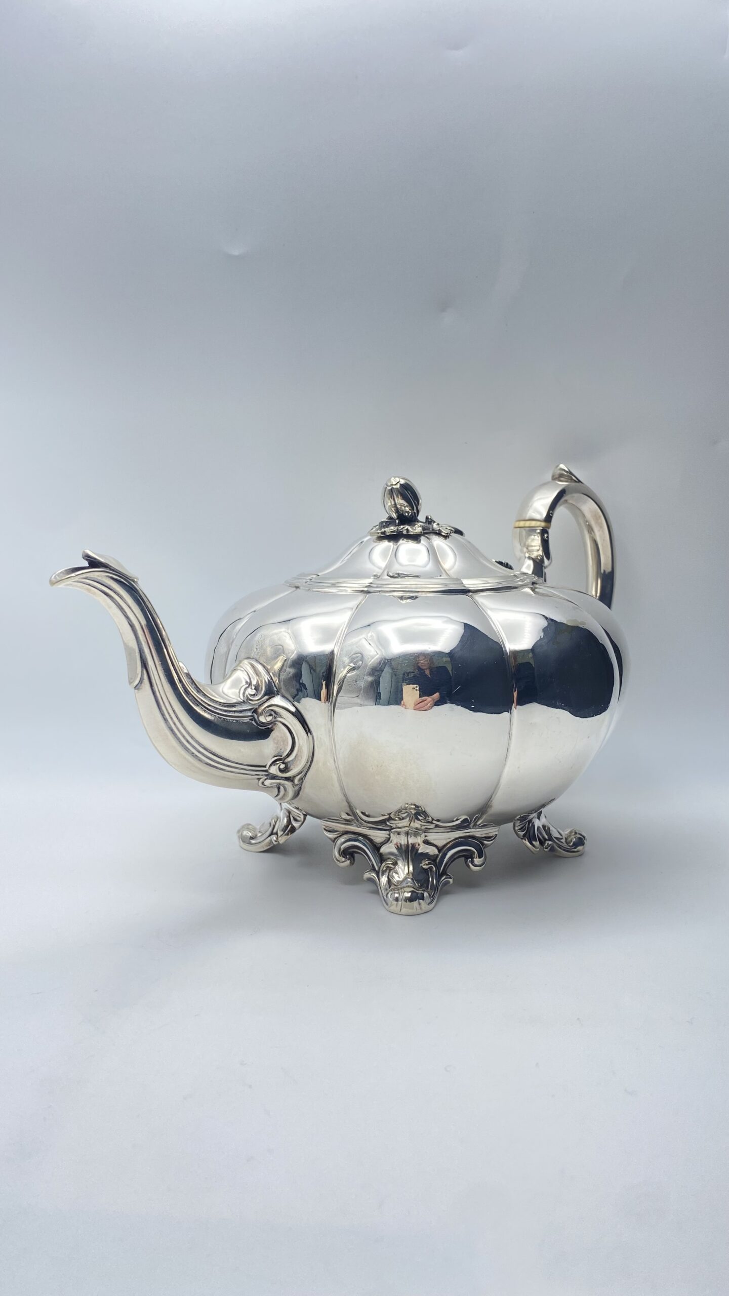 ANTICA E MAGNIFICENTE TEIERA IN SHEFFIELD A FORMA DI ZUCCA CON PIEDINI ROCAILLE – MAESTRO ARGENTIERE THOMAS BRADBURY, ANNO 1858. - immagine 3
