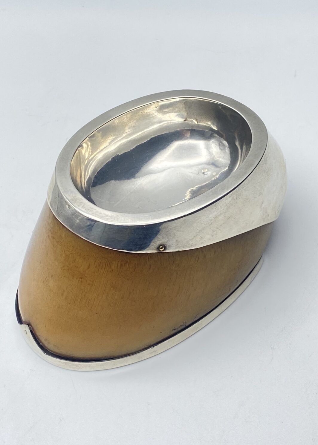 ARGENTO 925. RARO E PRESTIGIOSO SVUOTATASCHE DA SCRITTOIO IN VERO ZOCCOLO DI CAVALLO CON RIFINITURE IN ARGENTO STERLING – ARGENTIERE WILLIAM THOMAS WRIGHT, LONDRA 1910.