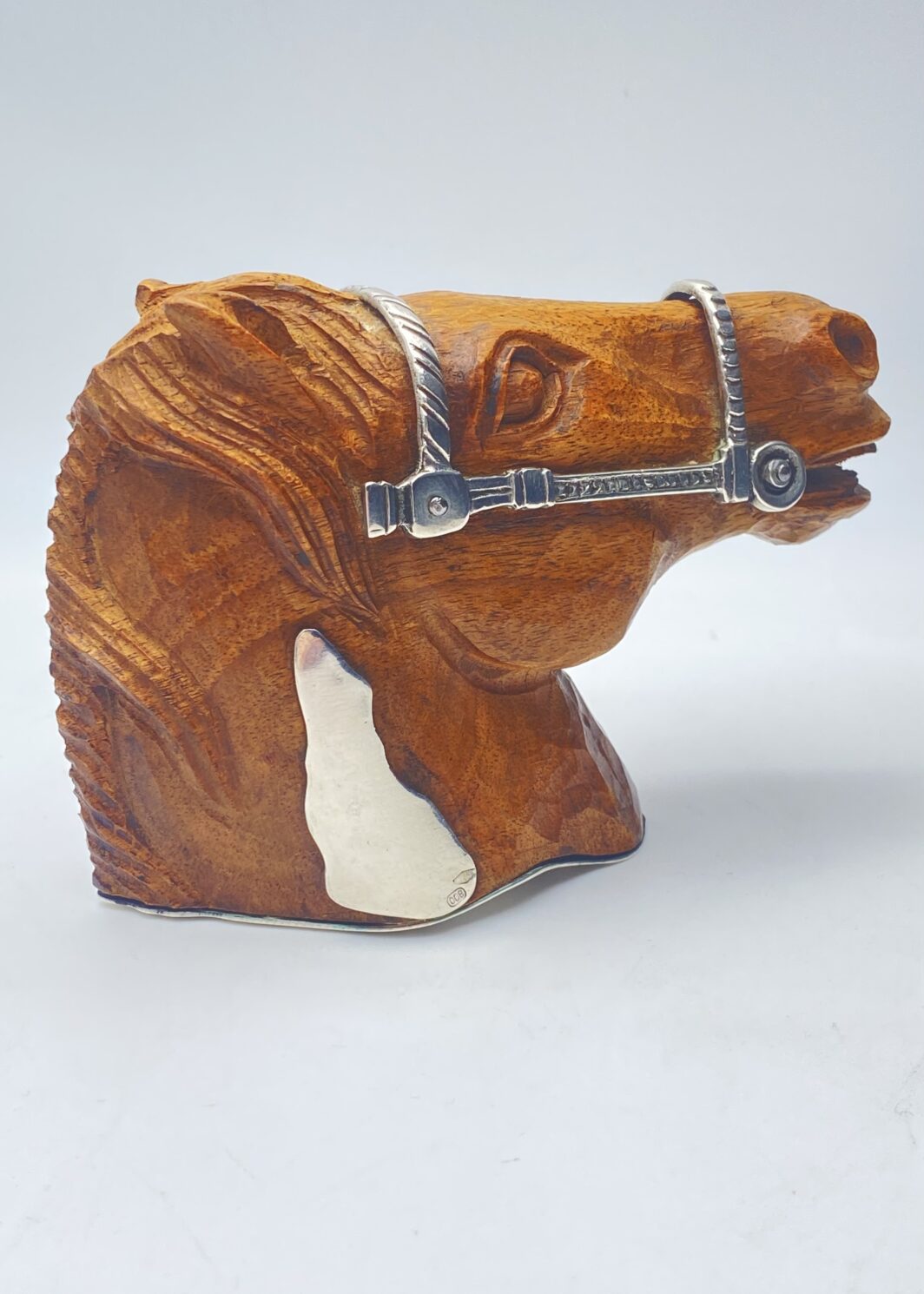 ESCLUSIVA ED ELEGANTE SCULTURA DA TAVOLO IN LEGNO DI FRUTTO FINEMENTE INTAGLIATA A TESTA DI CAVALLO CON FINITURE IN ARGENTO 800 E ACCENDINO COLIBRI INTEGRATO.