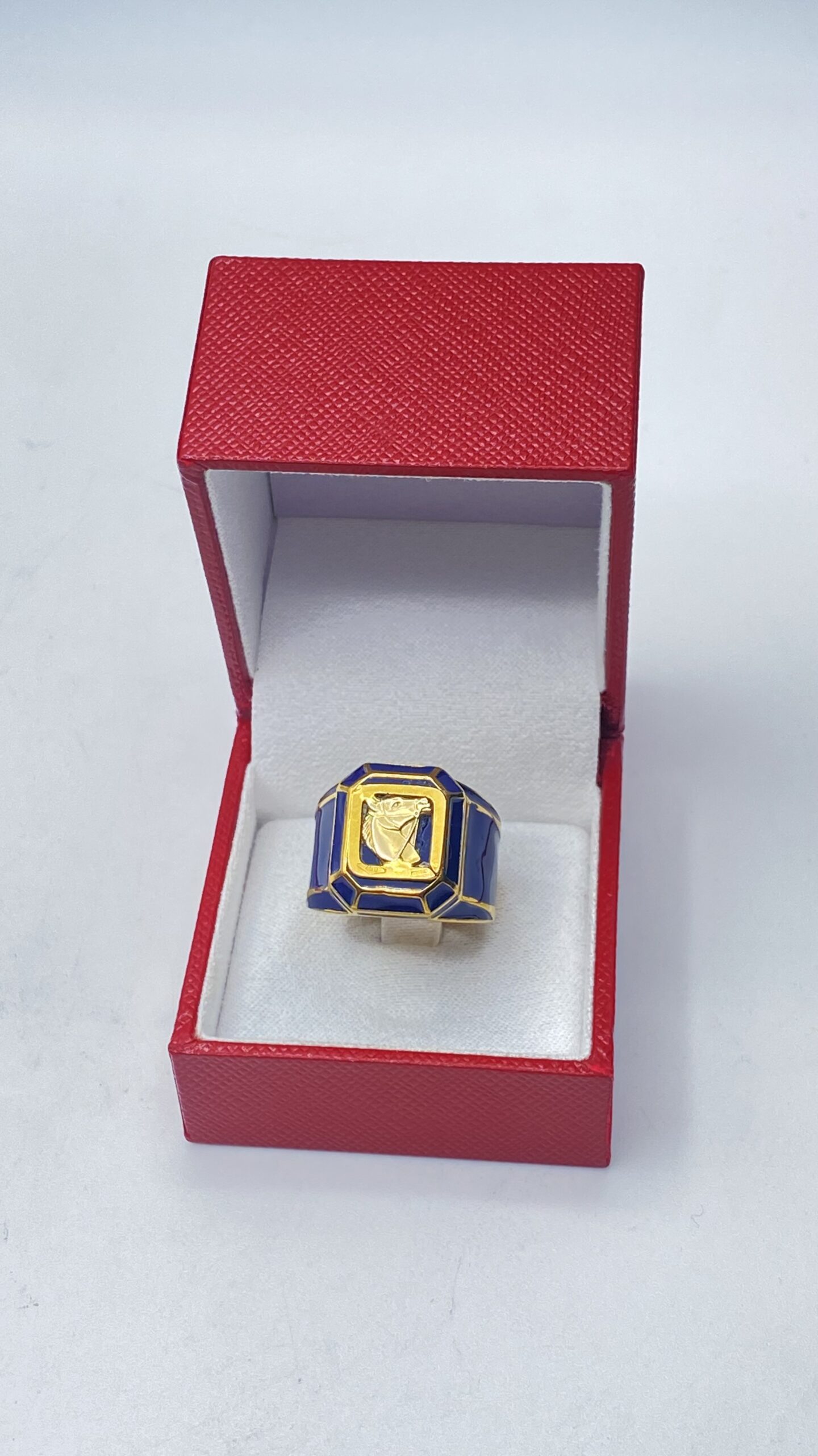 SCULTOREO ANELLO CHEVALIER VINTAGE CON SCULTURA DI TESTA DI CAVALLO IN ORO 18 CT, SMALTO BLU A FUOCO E STRUTTURA IN OTTONE – MANIFATTURA ARTIGIANALE CON TESTA DI CAVALLO - immagine 11