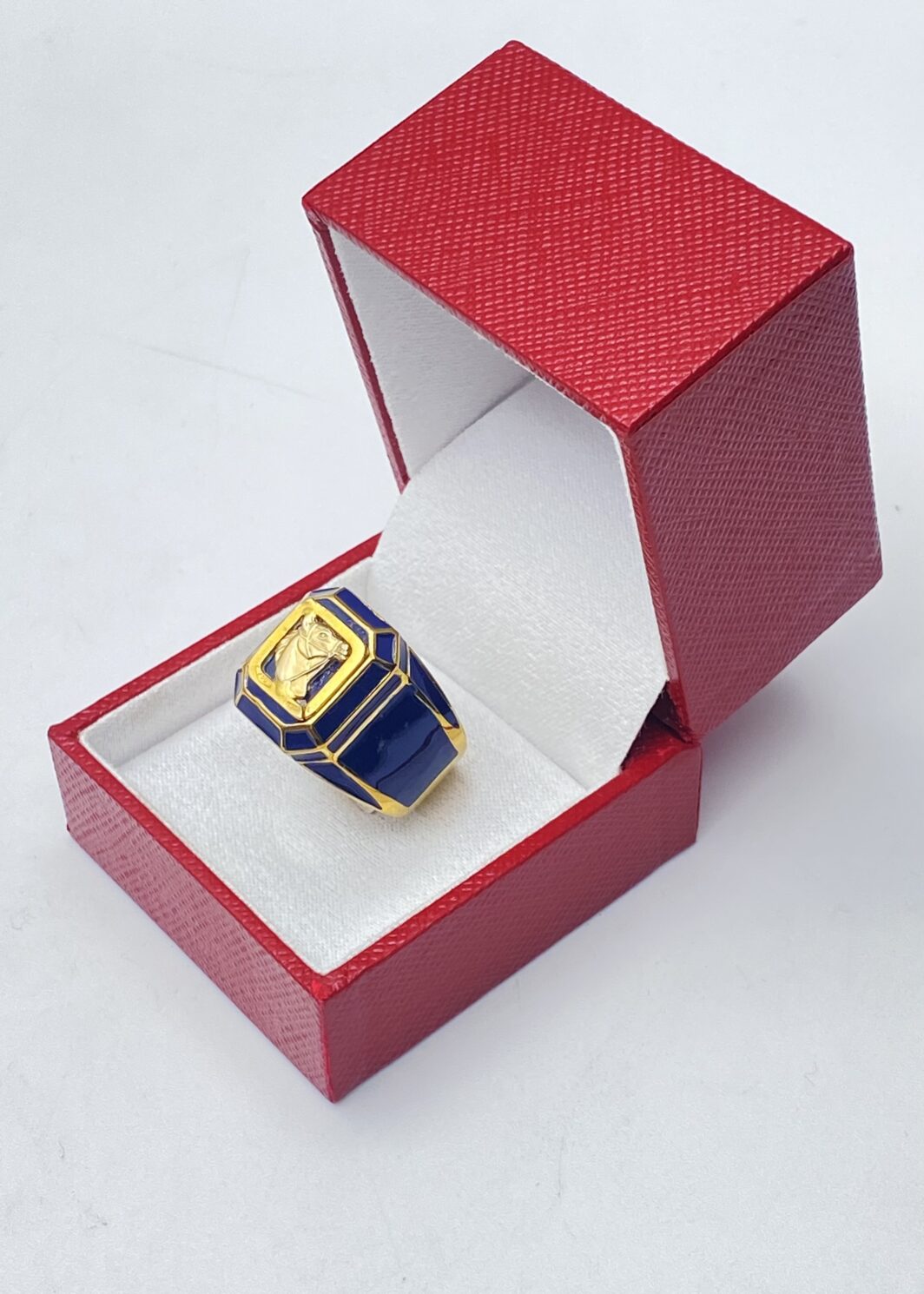 SCULTOREO ANELLO CHEVALIER VINTAGE CON SCULTURA DI TESTA DI CAVALLO IN ORO 18 CT, SMALTO BLU A FUOCO E STRUTTURA IN OTTONE – MANIFATTURA ARTIGIANALE CON TESTA DI CAVALLO