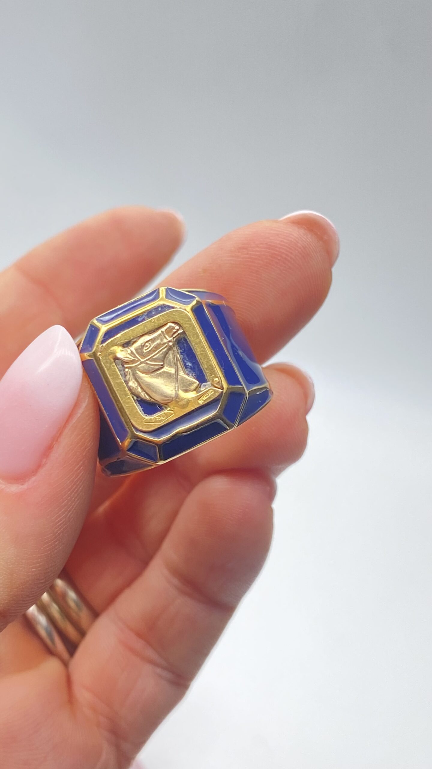 SCULTOREO ANELLO CHEVALIER VINTAGE CON SCULTURA DI TESTA DI CAVALLO IN ORO 18 CT, SMALTO BLU A FUOCO E STRUTTURA IN OTTONE – MANIFATTURA ARTIGIANALE CON TESTA DI CAVALLO - immagine 9