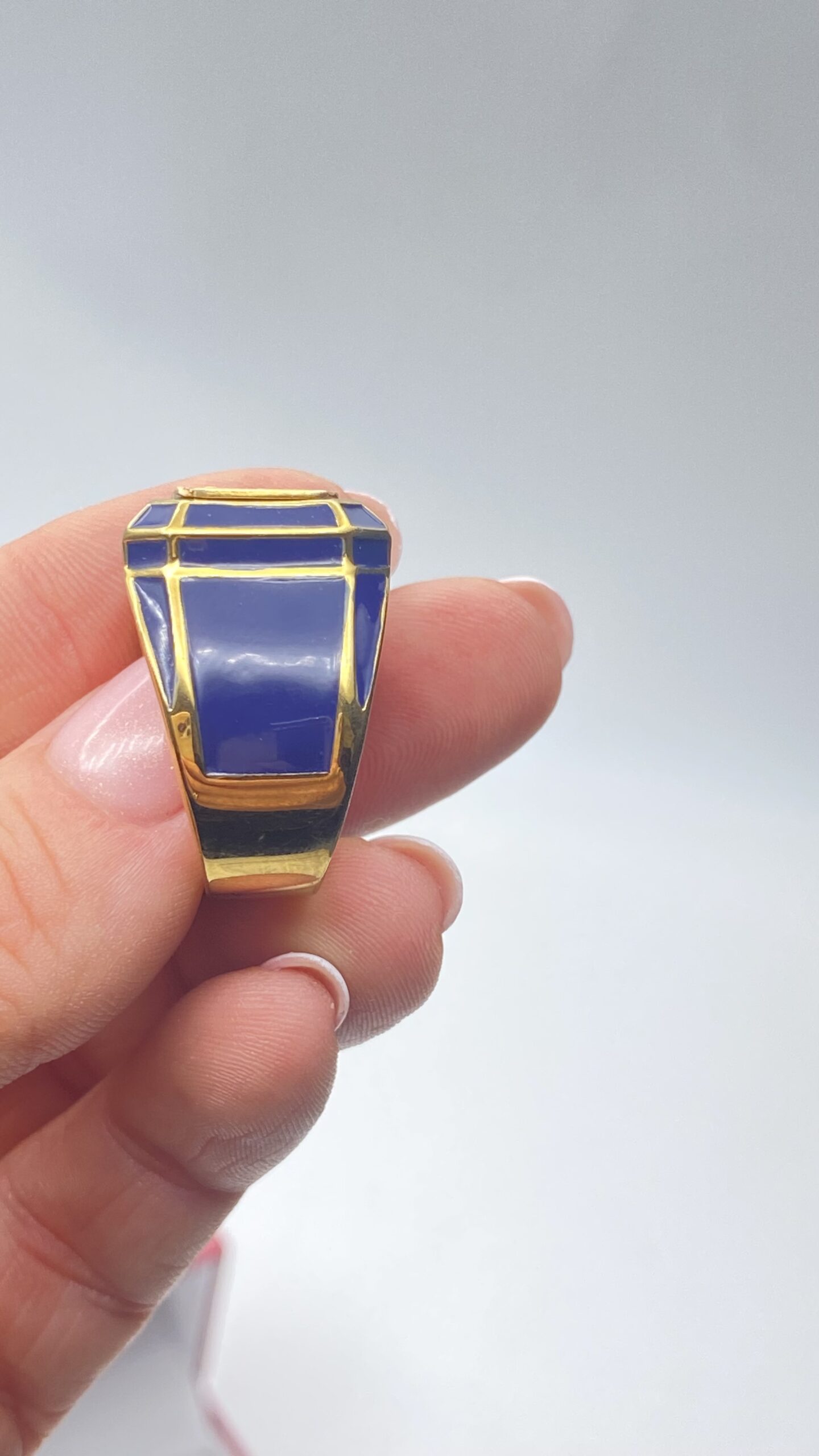 SCULTOREO ANELLO CHEVALIER VINTAGE CON SCULTURA DI TESTA DI CAVALLO IN ORO 18 CT, SMALTO BLU A FUOCO E STRUTTURA IN OTTONE – MANIFATTURA ARTIGIANALE CON TESTA DI CAVALLO - immagine 7