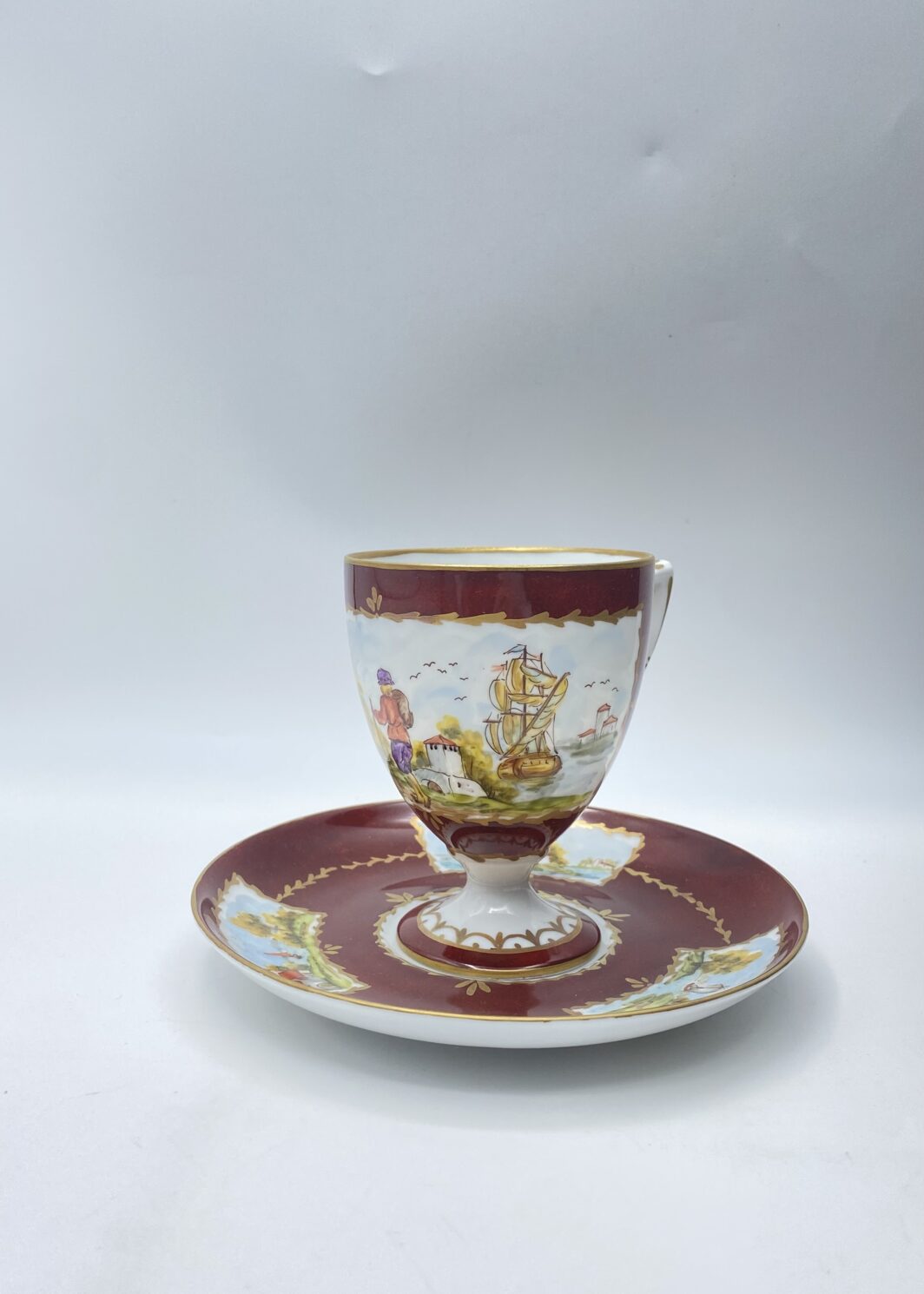 RAFFINATA ED ELEGANTE TAZZA DA COLLEZIONE CON PIATTINO IN PORCELLANA DIPINTA A MANO, ITALIA PRIMA METÀ XX SECOLO.