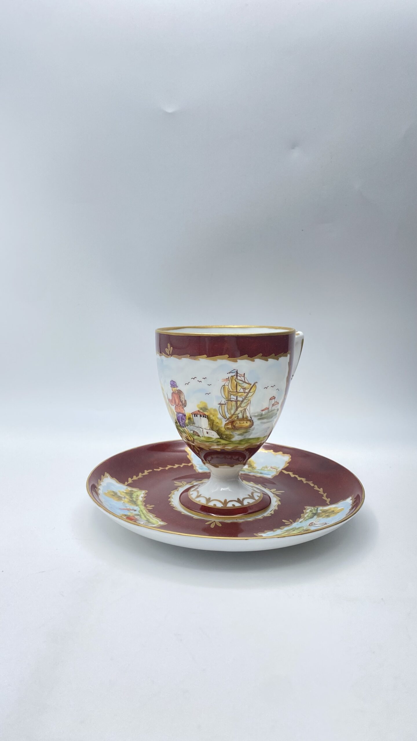 RAFFINATA ED ELEGANTE TAZZA DA COLLEZIONE CON PIATTINO IN PORCELLANA DIPINTA A MANO, ITALIA PRIMA METÀ XX SECOLO.