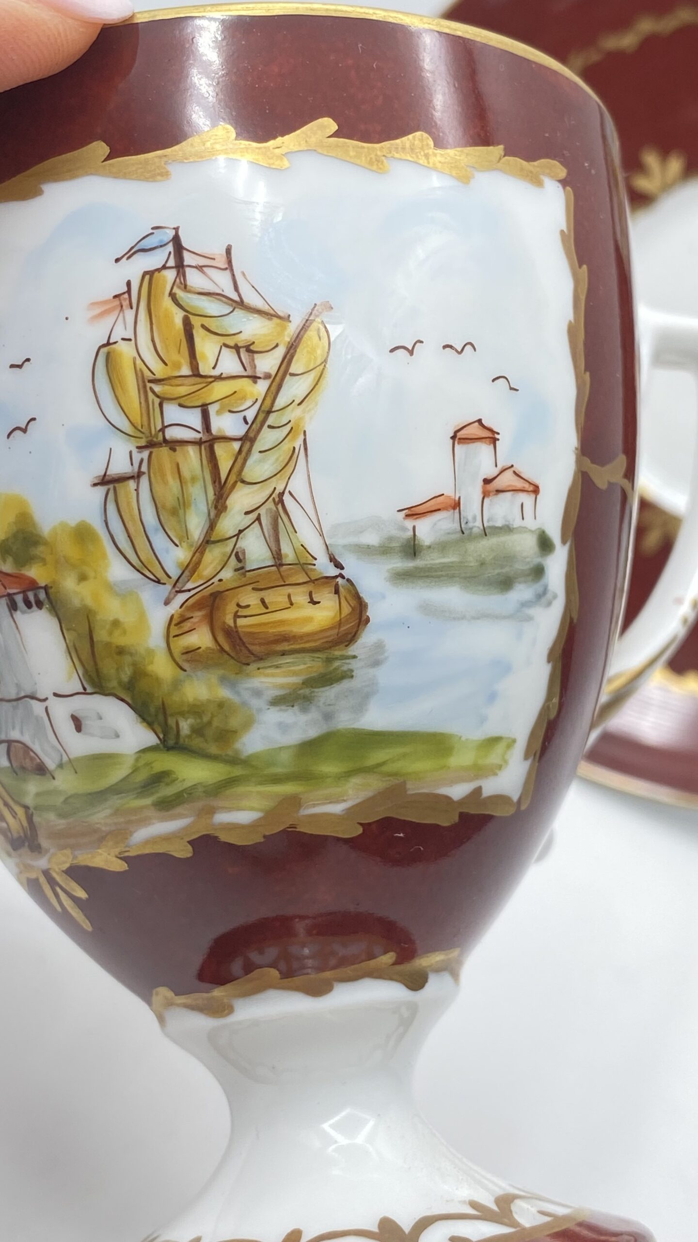 RAFFINATA ED ELEGANTE TAZZA DA COLLEZIONE CON PIATTINO IN PORCELLANA DIPINTA A MANO, ITALIA PRIMA METÀ XX SECOLO. - immagine 14