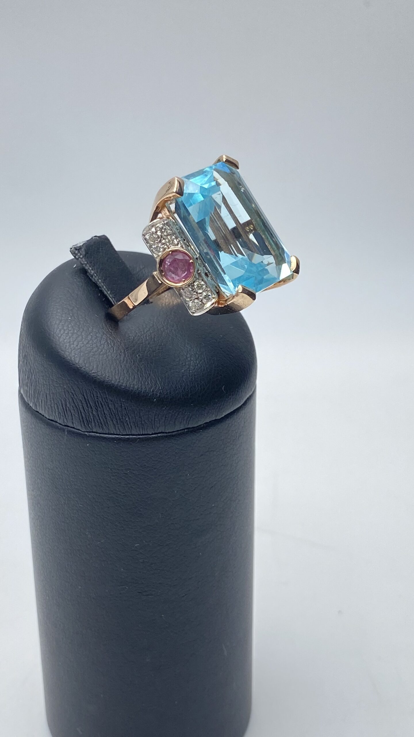 ELEGANTE ANELLO IN STILE ART DÉCO IN ORO ROSA CON TOPAZIO AZZURRO DA 10 CARATI, 0,80 ct DI RUBINI E 0,50 ct DI DIAMANTI TAGLIO BRILLANTE - immagine 3