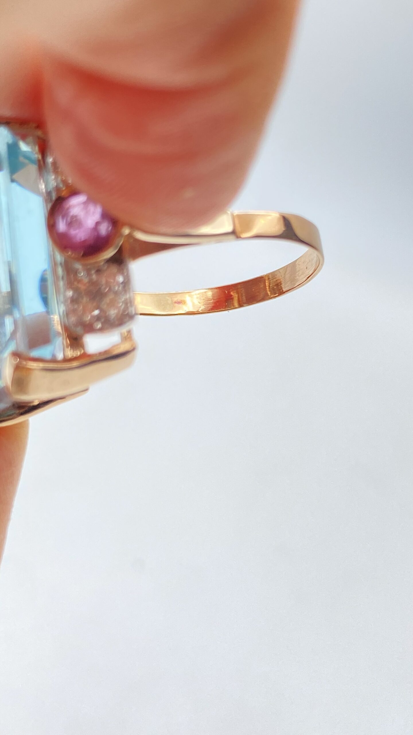 ELEGANTE ANELLO IN STILE ART DÉCO IN ORO ROSA CON TOPAZIO AZZURRO DA 10 CARATI, 0,80 ct DI RUBINI E 0,50 ct DI DIAMANTI TAGLIO BRILLANTE - immagine 12