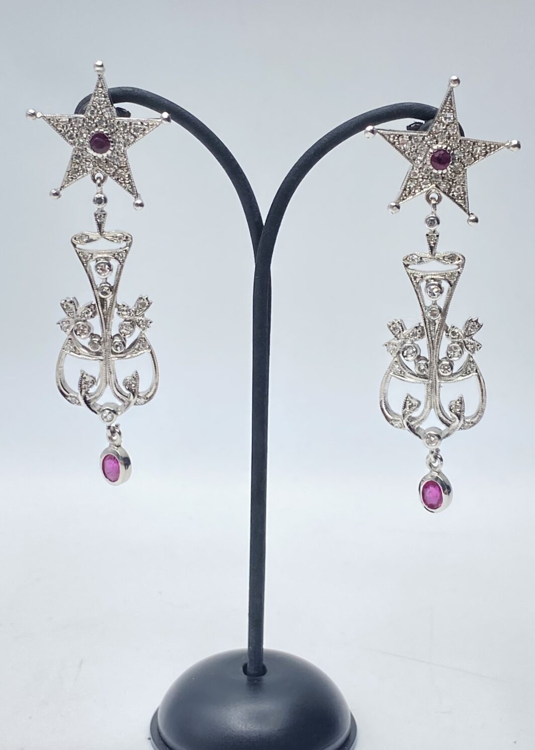 REGALI ORECCHINI PENDENTI IN ORO 9 CARATI CON DIAMANTI TAGLIO BRILLANTE DA 2,20 CARATI E RUBINI IN STILE FABERGÉ.