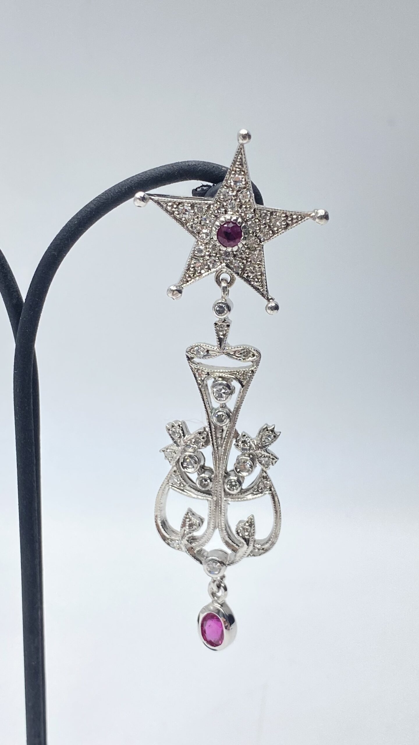 REGALI ORECCHINI PENDENTI IN ORO 9 CARATI CON DIAMANTI TAGLIO BRILLANTE DA 2,20 CARATI E RUBINI IN STILE FABERGÉ. - immagine 6