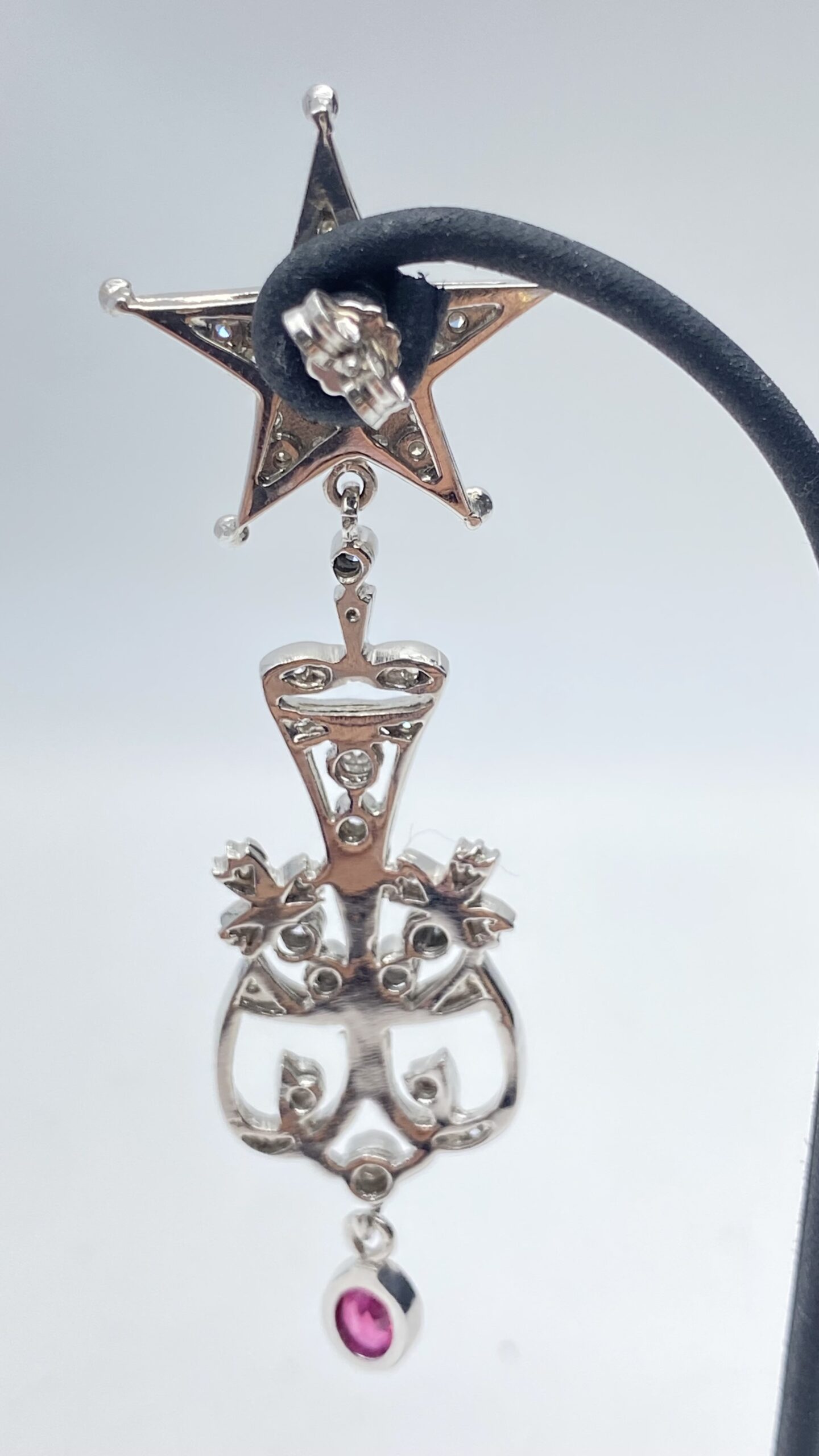 REGALI ORECCHINI PENDENTI IN ORO 9 CARATI CON DIAMANTI TAGLIO BRILLANTE DA 2,20 CARATI E RUBINI IN STILE FABERGÉ. - immagine 7