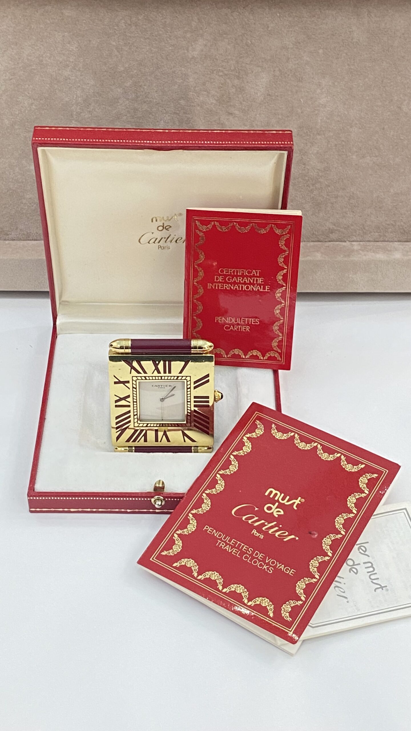ORIGINALE PENDULETTE DE VOYAGE MUST DE CARTIER SET COMPLETO ANNI ‘80 DALLA RARA E INTRAMONTABILE BELLEZZA VINTAGE - immagine 3