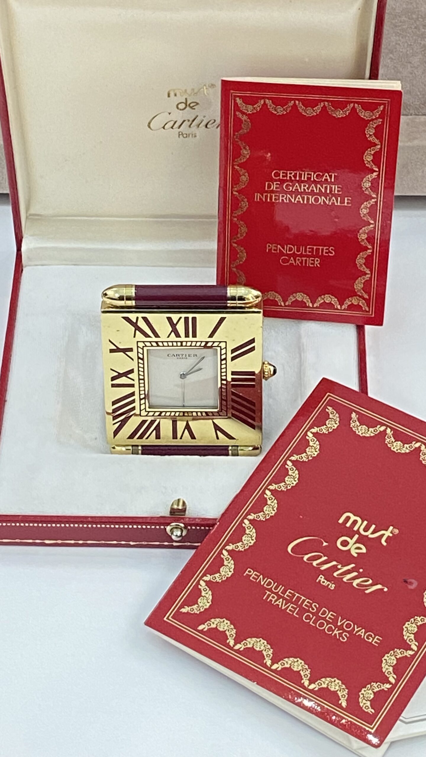 ORIGINALE PENDULETTE DE VOYAGE MUST DE CARTIER SET COMPLETO ANNI ‘80 DALLA RARA E INTRAMONTABILE BELLEZZA VINTAGE